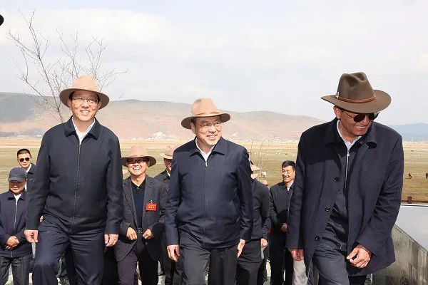 西南边陲的省委书记、省长频繁赴地方：现在还不是摆庆功宴的时候