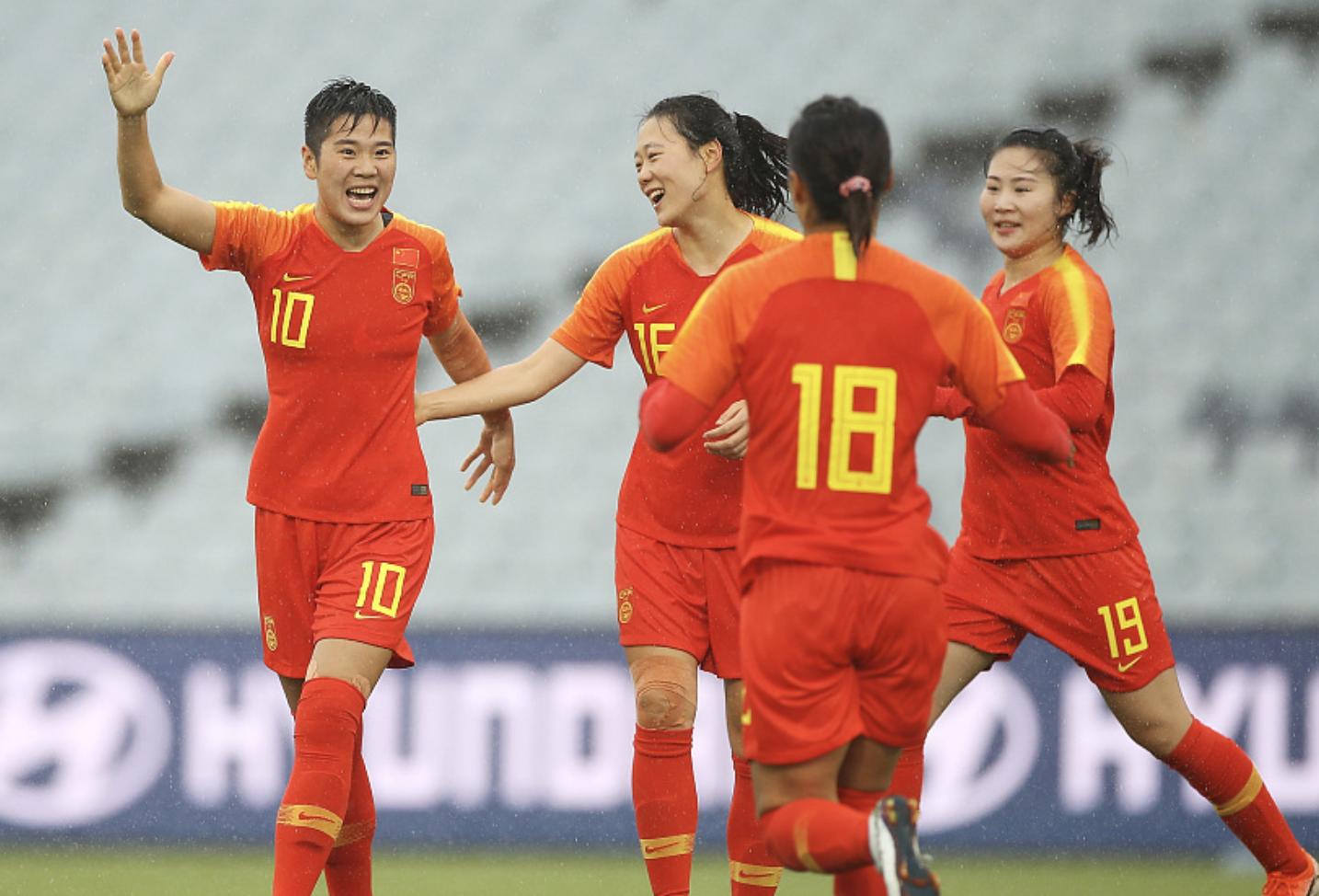 鼓舞中国女篮,中国女足网友欢呼