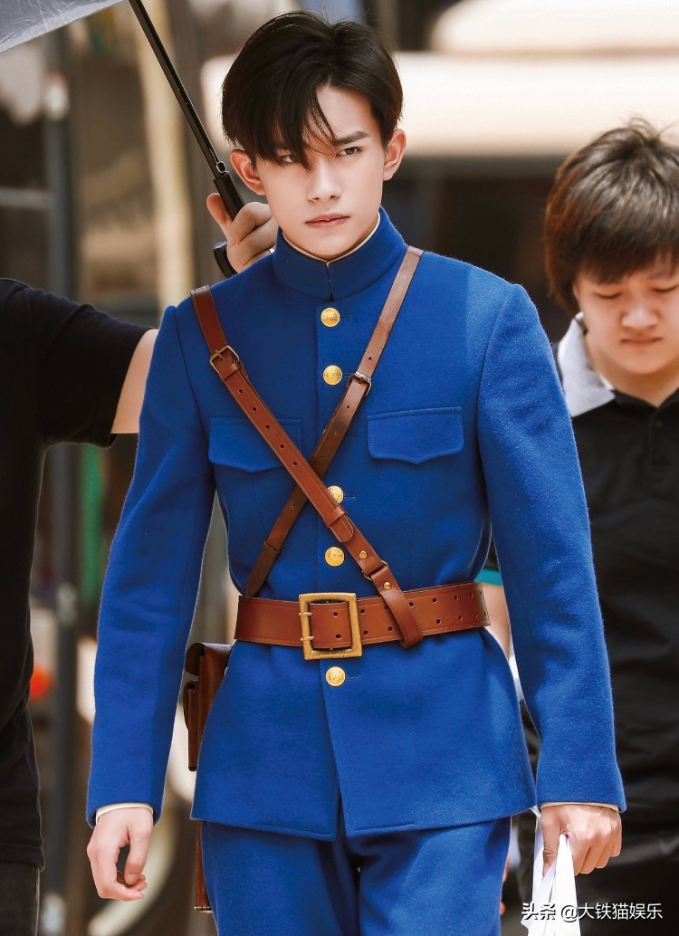 民国军装男神霸气出场,成毅帅气军装