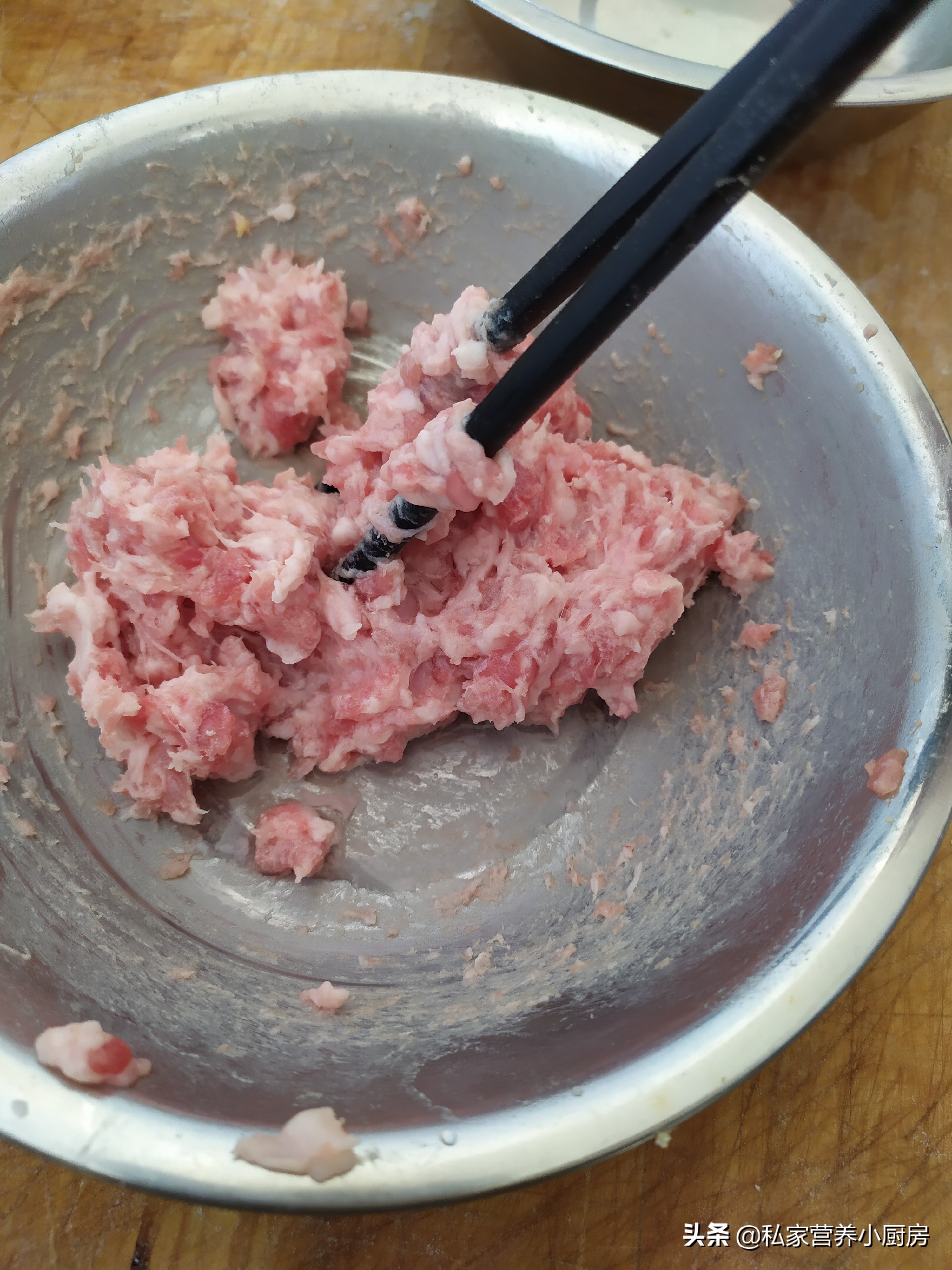 素馅水煎包子味道鲜美极致,香酥水煎包子