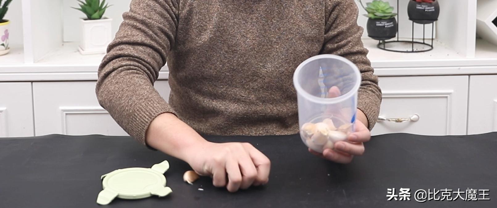 剥大蒜还有简单技巧，只需轻轻一搓，大蒜皮自动脱落，太方便了