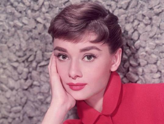 法令纹真的难看吗？奥黛丽赫本的法令纹这么迷人！你也可以做到