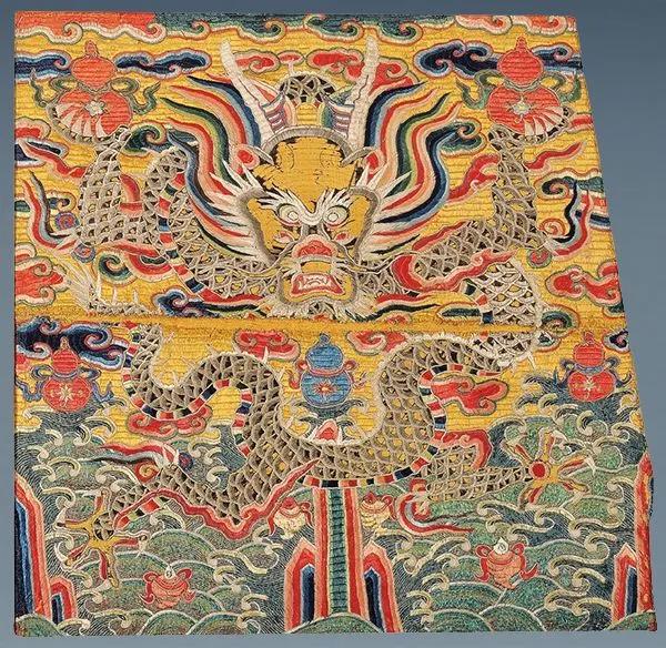 她是真有钱，也是真寂寞