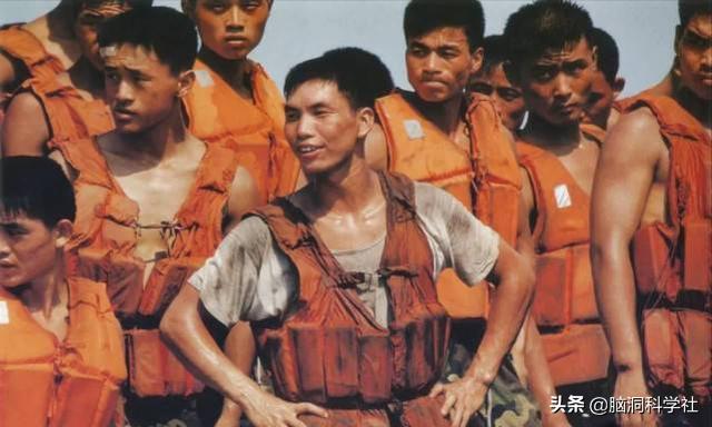 用卡车堵河堤缺口,用卡车堵洪水卡车找到了吗