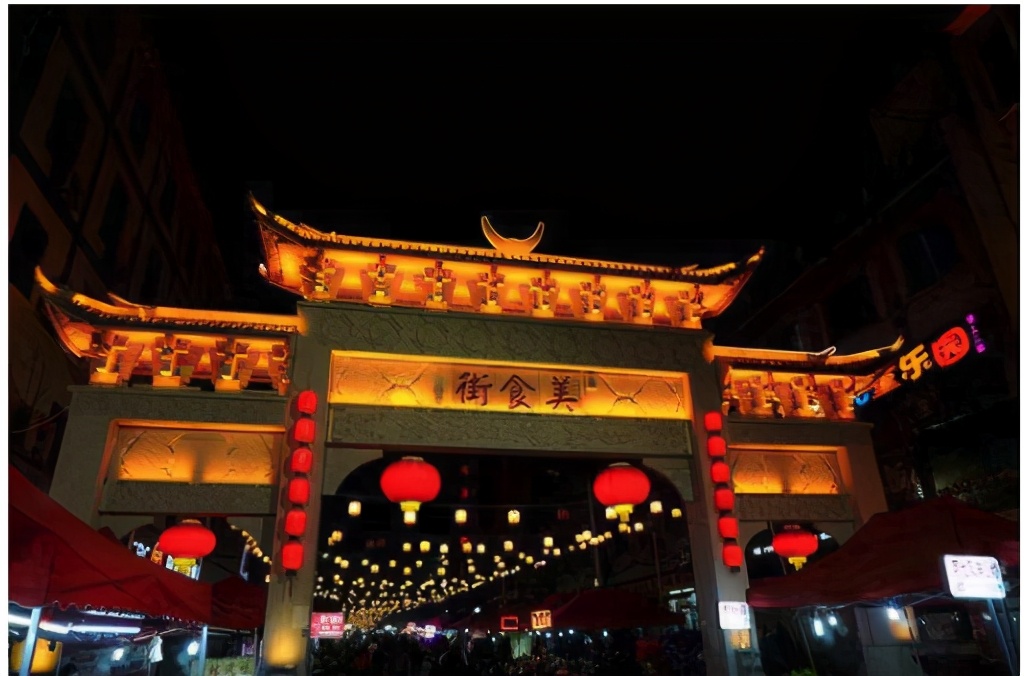 摆摊大妈百万收入,大妈摆地摊卖西瓜年赚30w