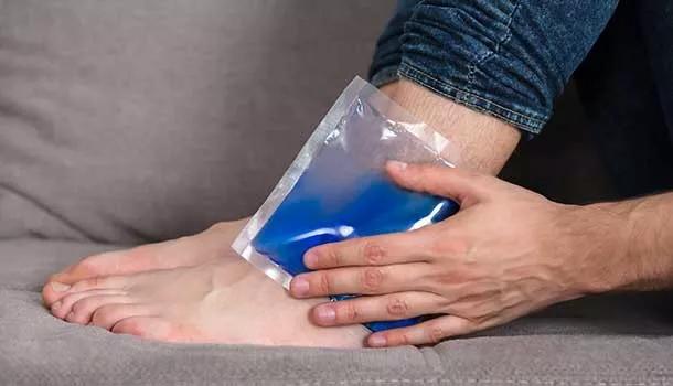 又崴脚了,刚崴到脚了怎么及时处理