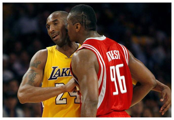 谁来管管？竟在大庭广众之下“接吻”？盘点球场上的“暧昧”瞬间