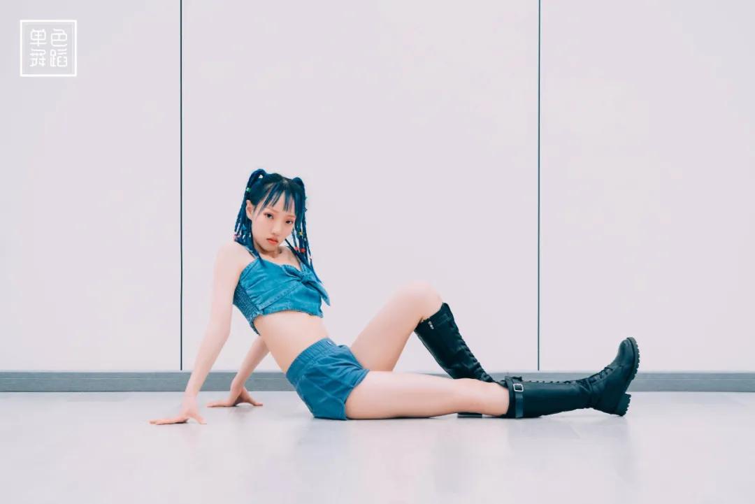 优雅穿搭和艺术感穿搭,十分简约的穿搭穿出高级感