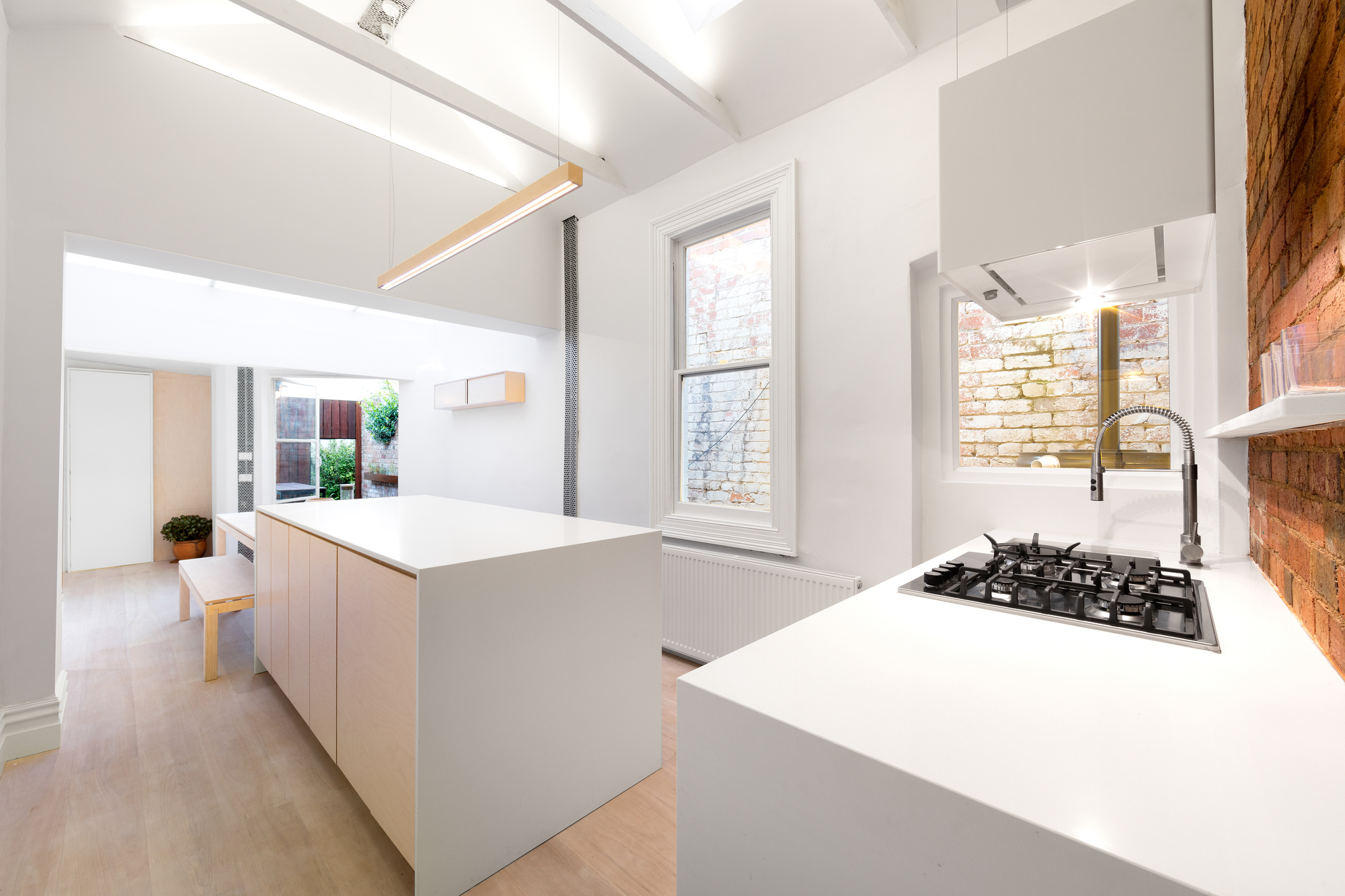 直线式灯光流转的英伦式小屋