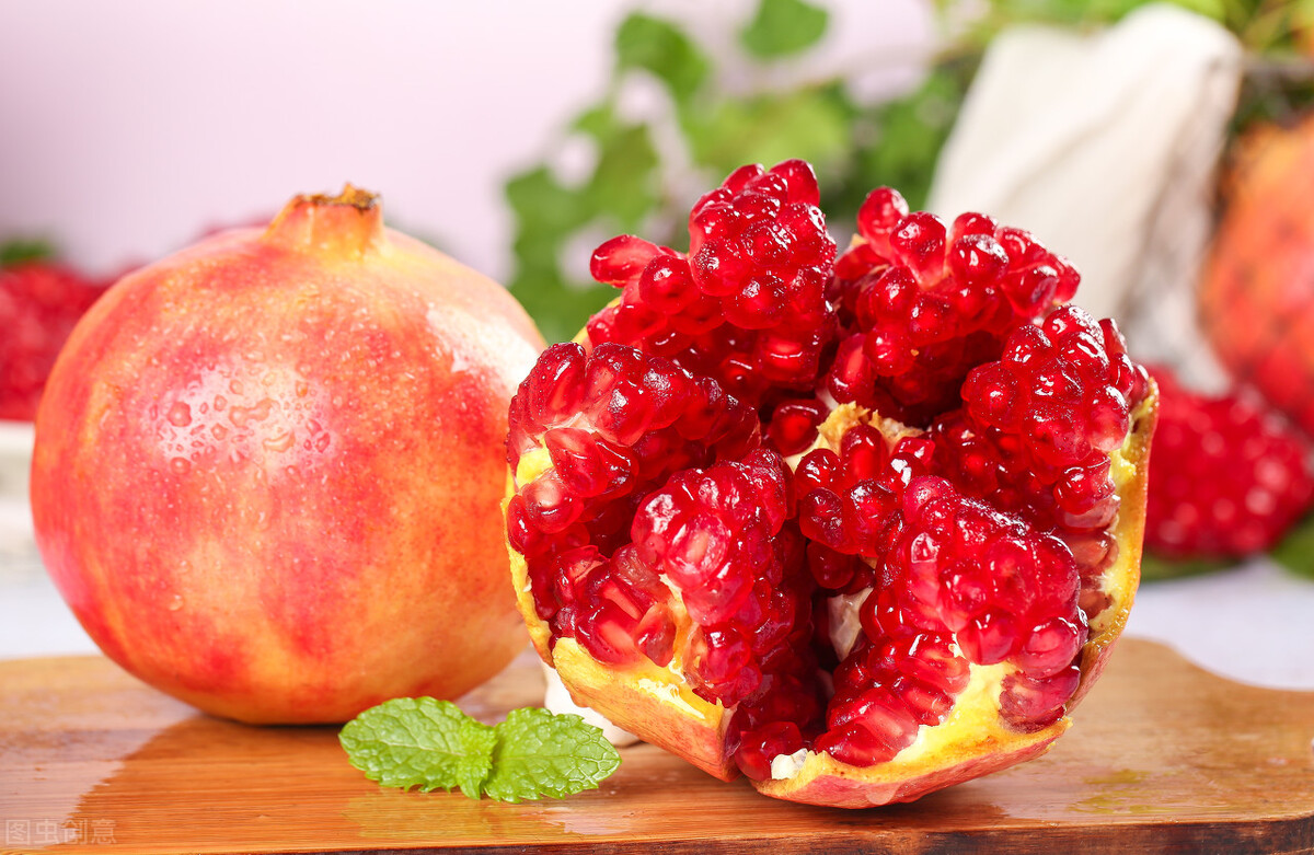 石榴快熟的季节为什么会裂开,石榴成熟时间果子开裂要采摘么