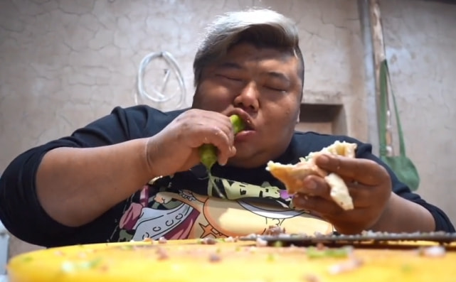 大胃王胖猴仔吃一整个猪头，呼吸困难症状加重，网友：相煎何太急