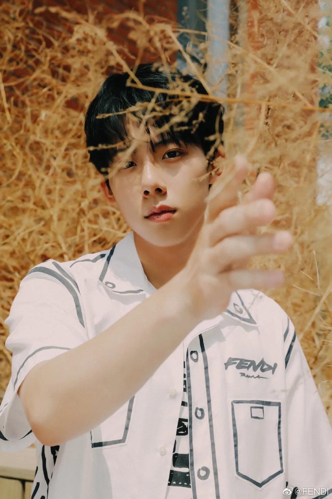 要什么漫画腿，明星们人手一件的漫画衣你怎么还没有？