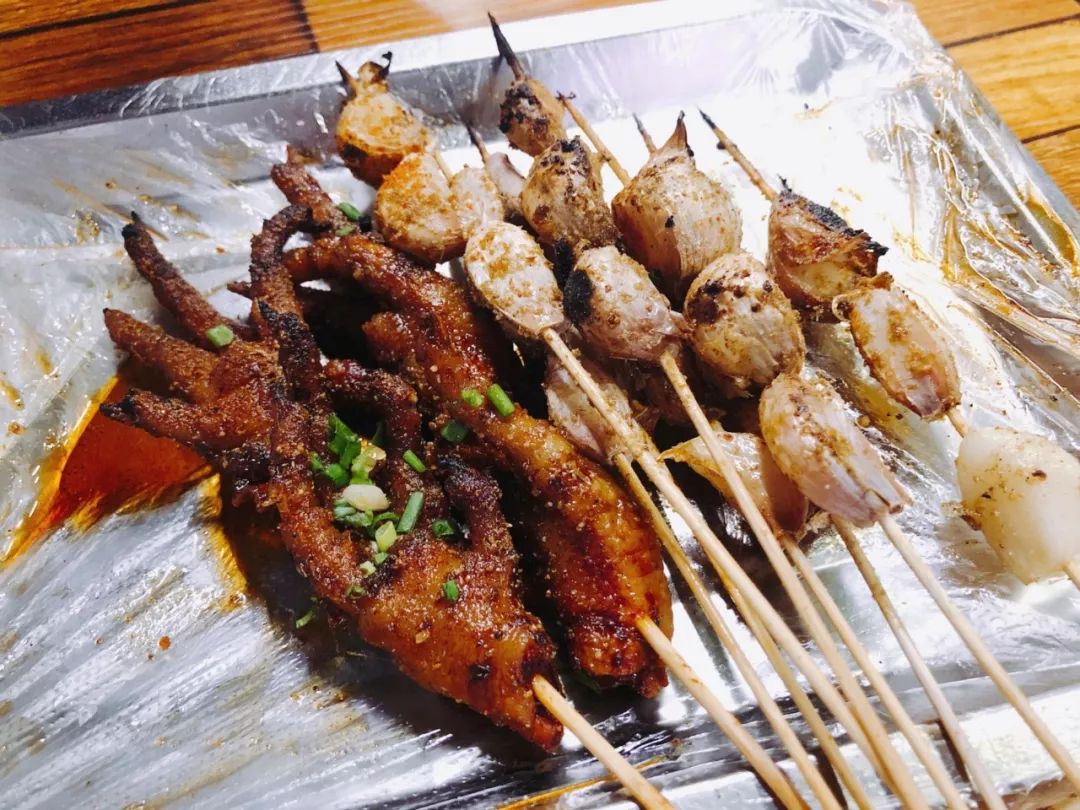 小伙卖烤串发家致富,农村小伙卖烧烤运用亏本思维