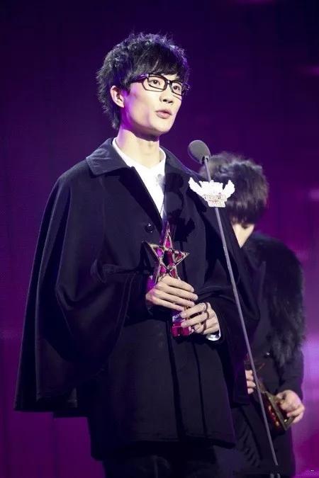 新歌1分钟评论破万！许嵩，这十年你去哪了？