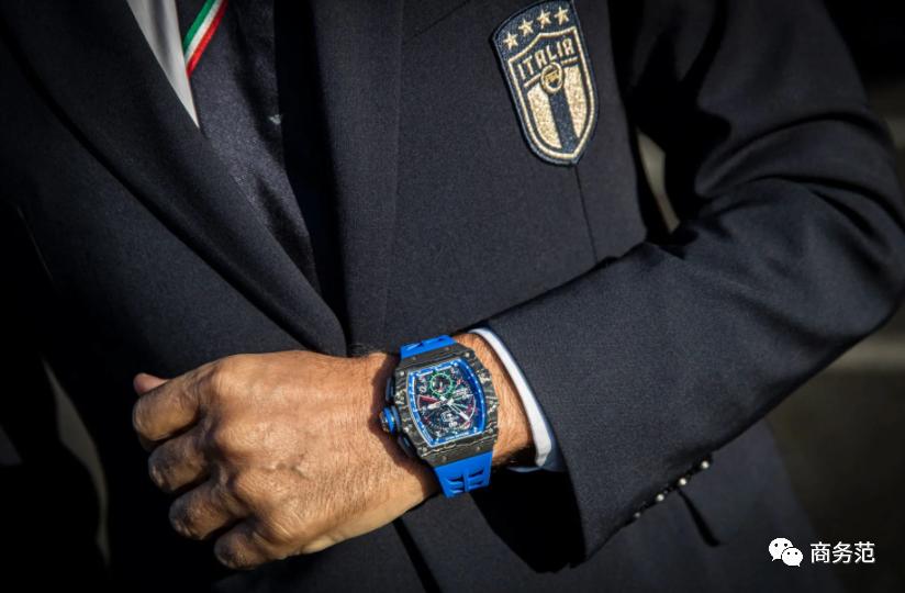 56岁教练才是意大利队最帅男人!穿LP戴百万RM,老男人不油腻典范