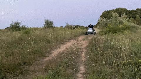 清华硕士造出全地形车,外国小伙DIY特斯拉越野车,谁更硬核?