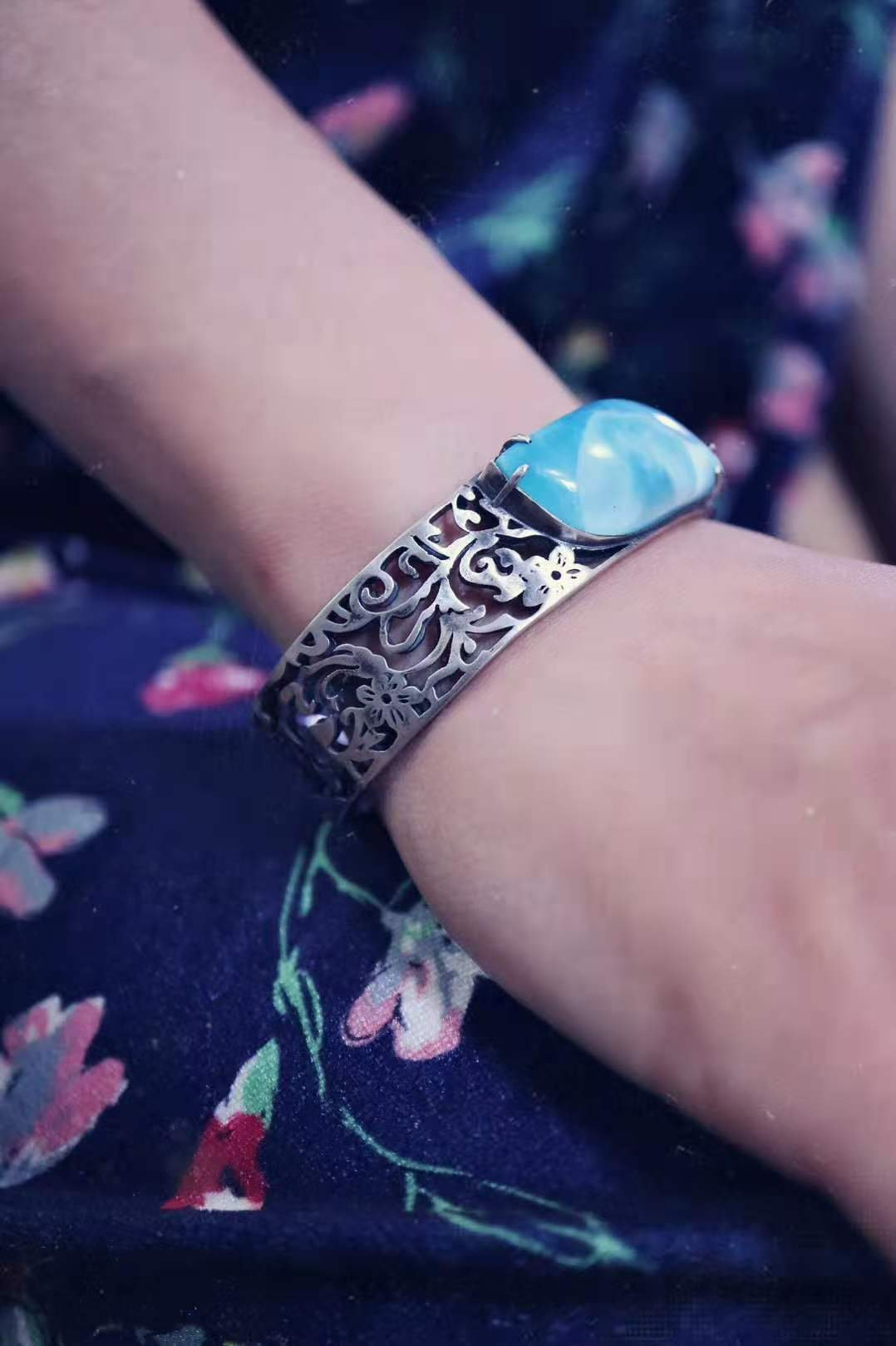 白底青手镯适合多大年纪戴,碧玉手镯适合多大年纪戴