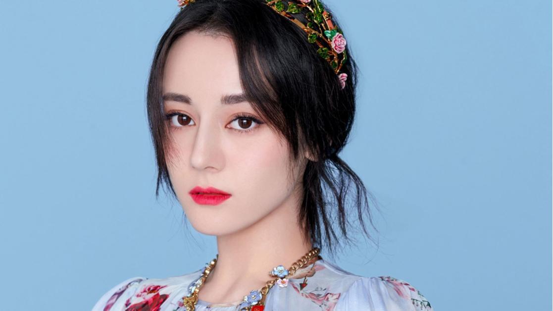 迪丽热巴穿礼服出席活动,迪丽热巴穿礼服散气场