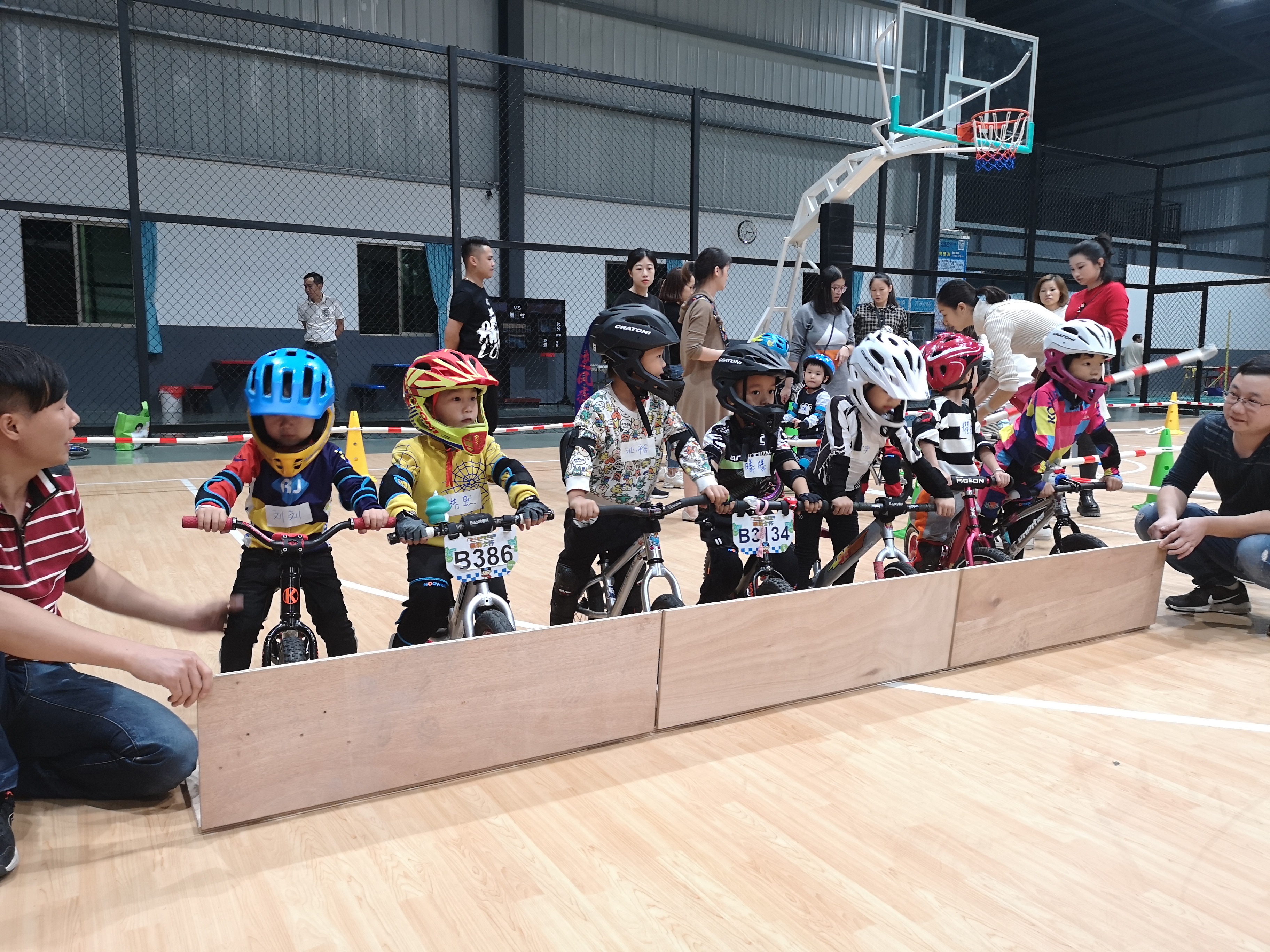 10000平室内游戏厅,居家室内羽毛球场地