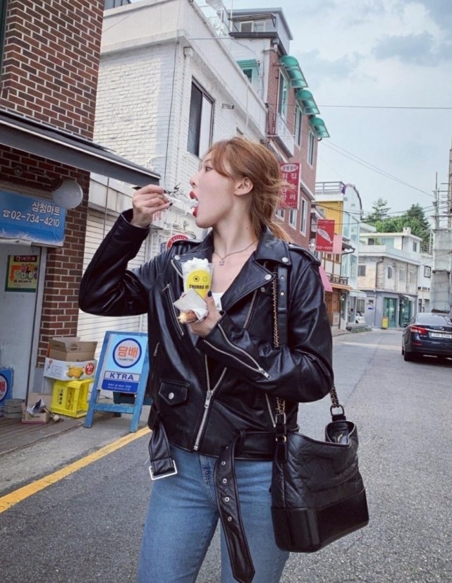 金泫雅穿蓝色衣服表演怎样啊,金泫雅黑衣服走路