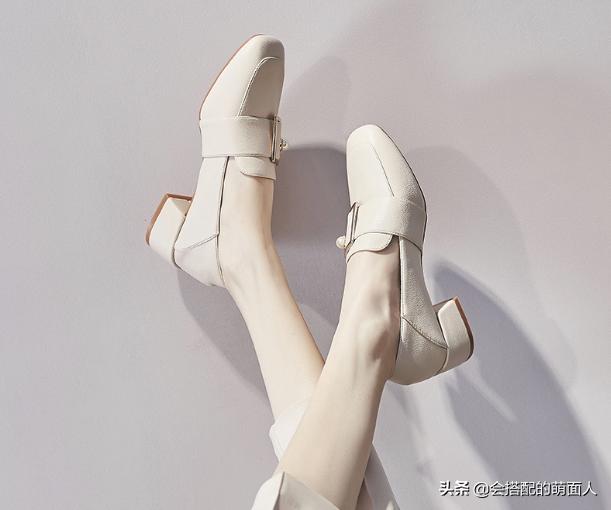 分享女生秋冬季必备的七种鞋子 (秋冬必备百搭鞋子时髦又好看)