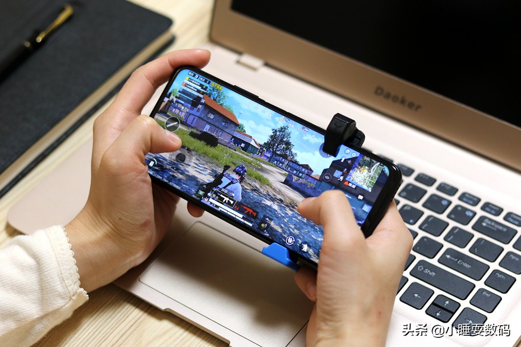 吃鸡手游怎么玩四指操作,吃鸡手机身法最好的五指操作