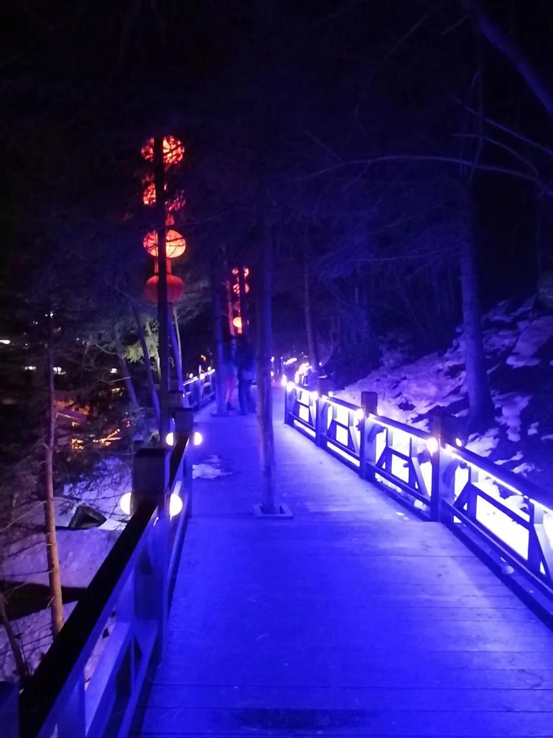 小小双峰冷凝紫气，壮美山河雪掩行踪