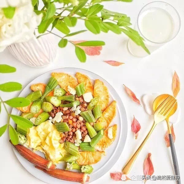 减脂增肌期每天摄入多少热量合适,增肌减脂期间碳水和蛋白质摄入量