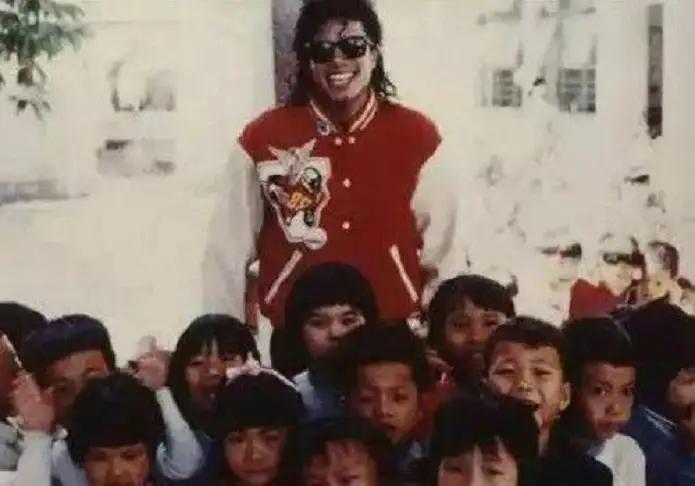 中山迈克尔杰克逊,迈克尔杰克逊跟中山老太太合影