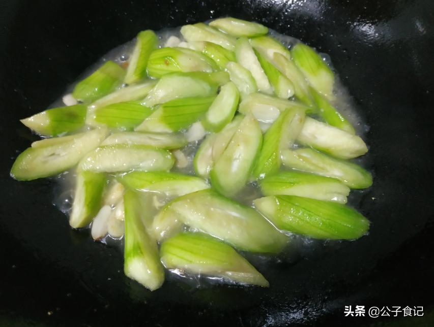 吃丝瓜要去掉籽吗,吃丝瓜用不用掏瓤