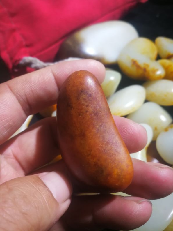 和田玉农盼望主播去村里直播帮忙出籽。