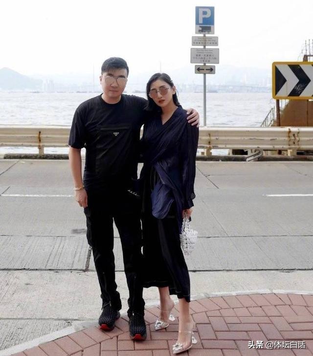 何雯娜梁超婚礼送祝福明星,何雯娜探班富豪老公