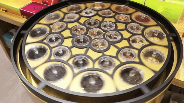 一顿饭至少配六个菜,一顿饭喝六碗汤