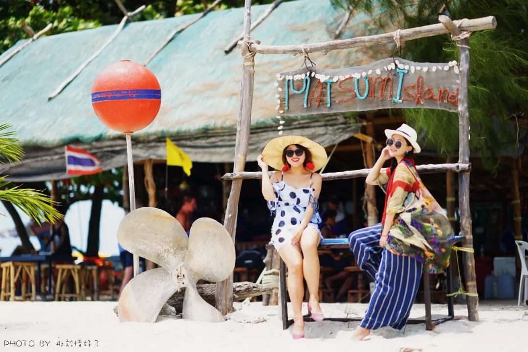 美国艺术家老夫妇定居苏梅岛十年，教游客画垃圾桶，唤醒环保意识