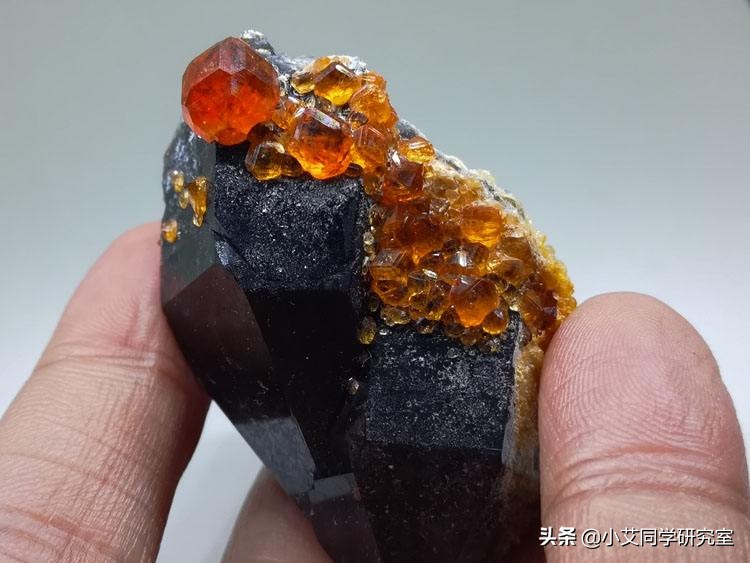 黄金钻石首饰什么品牌好,黄金钻石哪个值钱