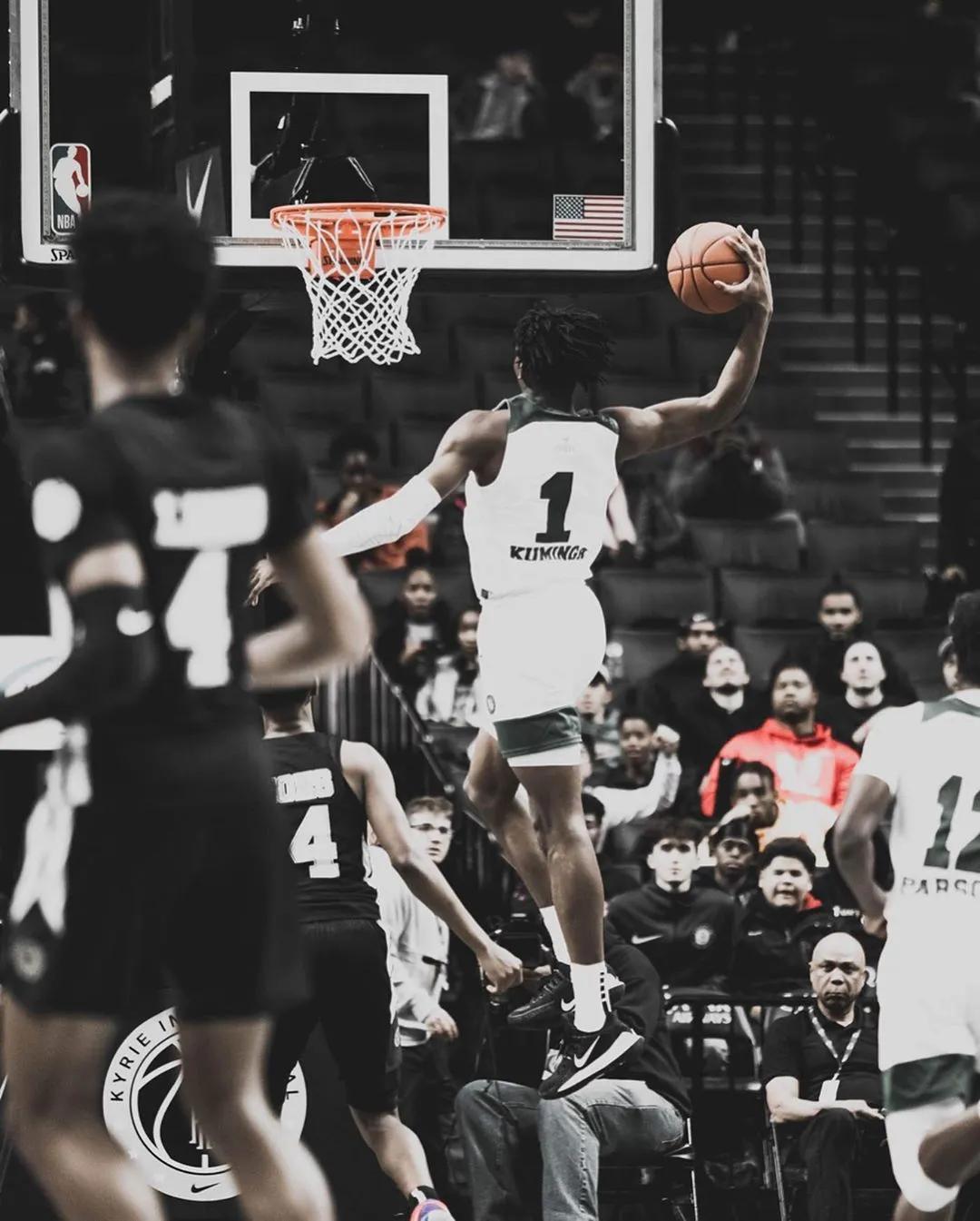 锡安半场进攻四次扣篮,锡安逆天上篮