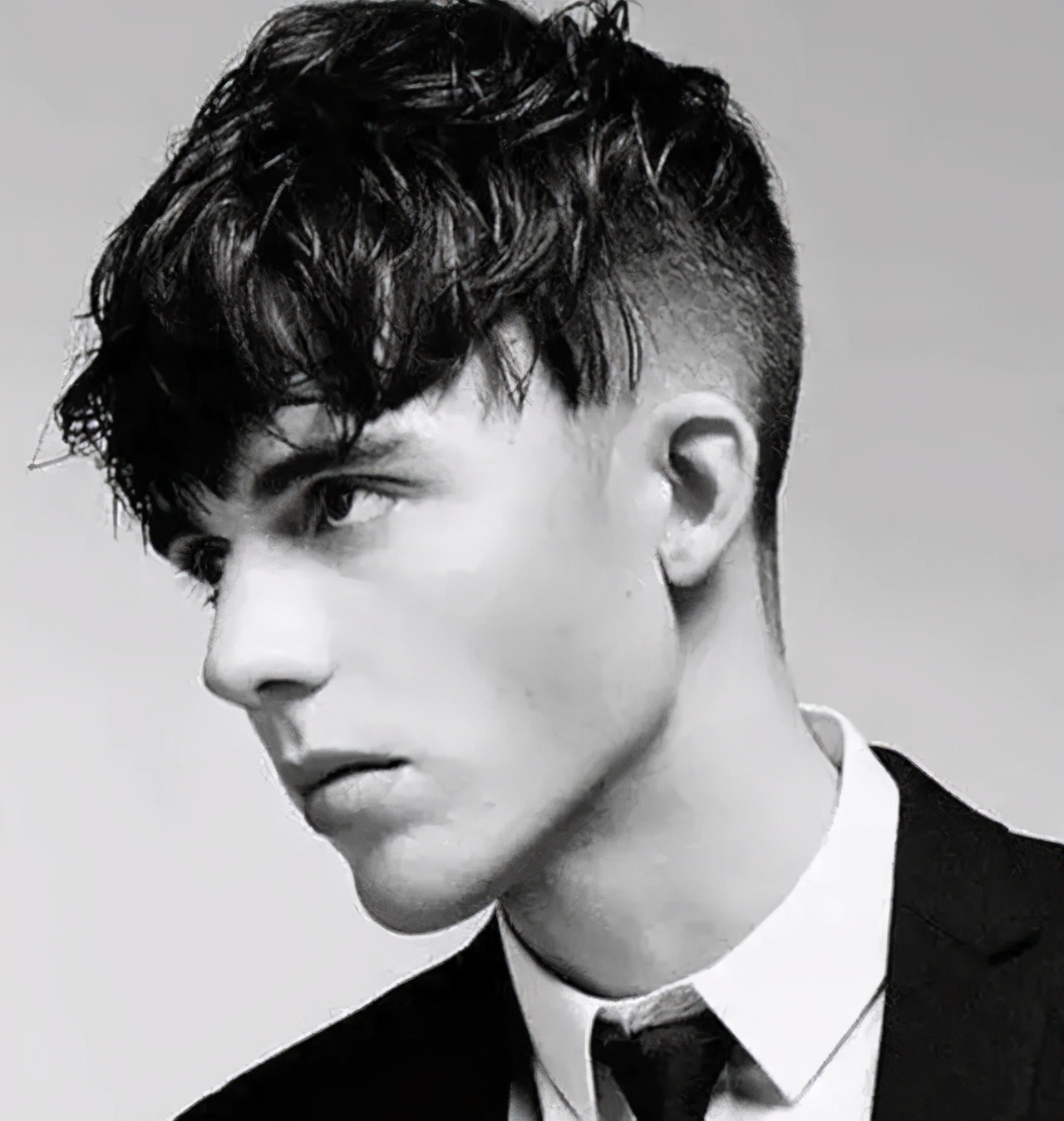 男生发际线太高可以烫发吗,发型设计男生发际线高