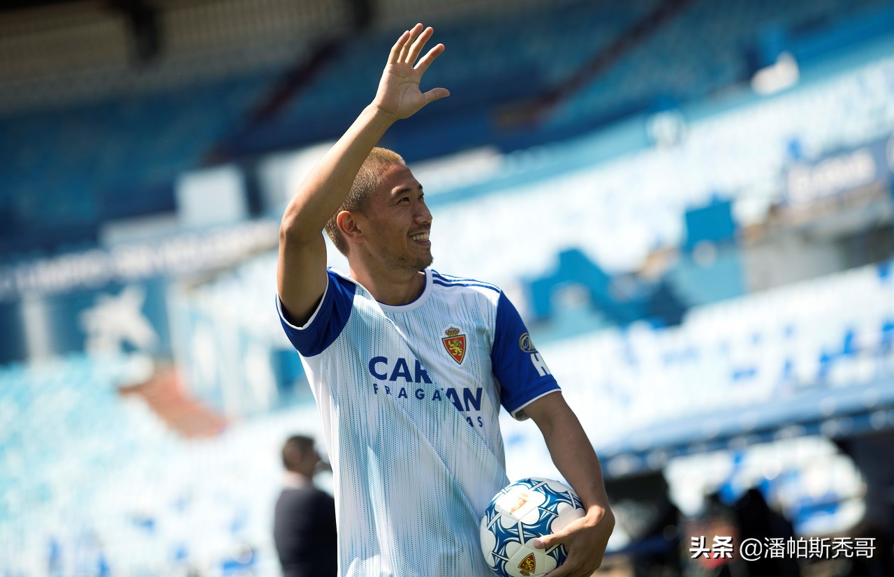 他曾当选德甲半程最佳球员,今被西乙球队解约,前女友是宅男女神