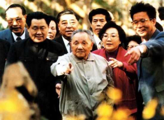 小平同志晚年，指着电视中的自己问这是谁？未见香港回归终成遗憾