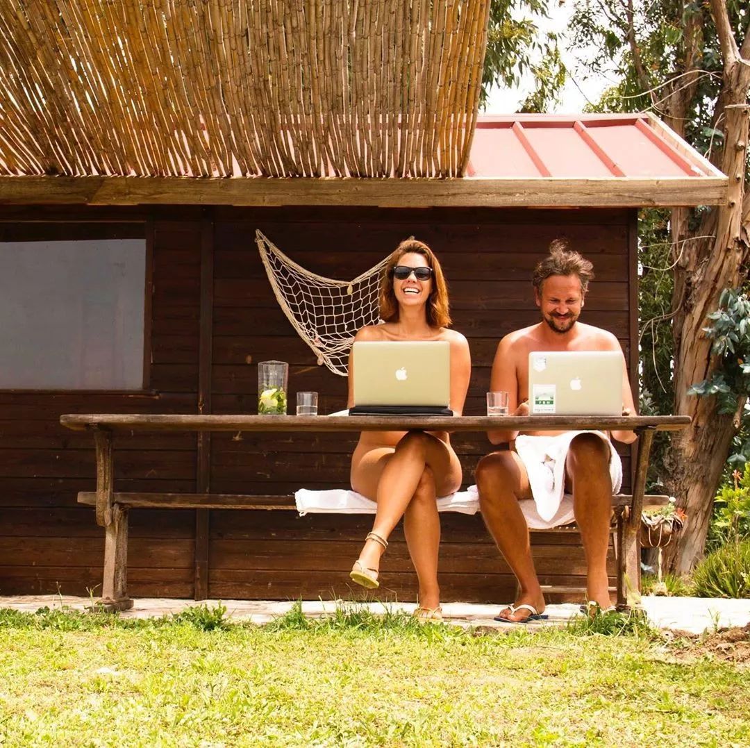 网红情侣“全裸”环游世界，拍下数千张裸体，只为告诉人们…