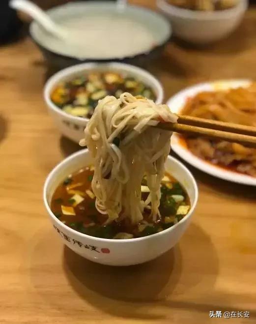 钟楼旁这条890米的老街，藏着一天吃三次都不会腻的馆子！