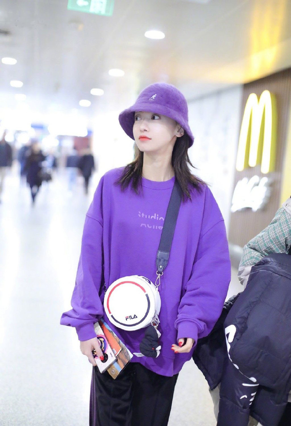 吴谨言橙色包,吴谨言短款卫衣搭配