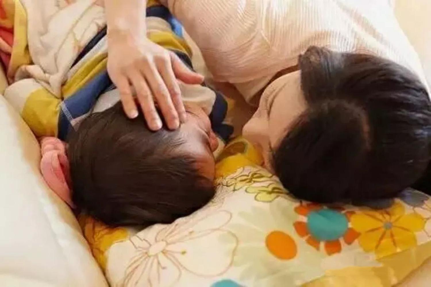 新生儿怎么预防和别人接触,新生宝宝的三不摸新手父母切记