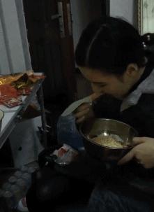 我在学校超市买了一包南京煊赫门收了我19块,我该怎么举报