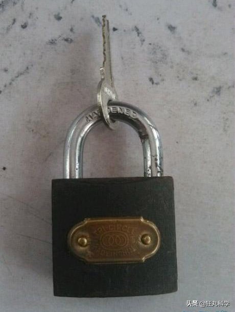 把锁锁上了怎么弄下来,锁怎么样是锁上的