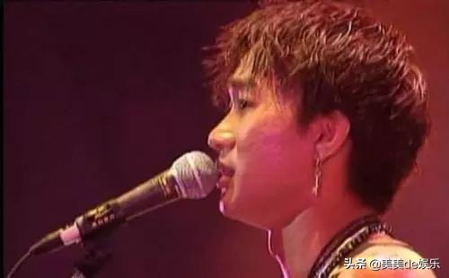 一个真摔全网心疼，另一个靠假摔捂胸博头条？落差真大