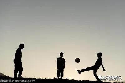 姨姥爷为我做了个小足球,足球掉在井里捞上来后,很多村民骂我们