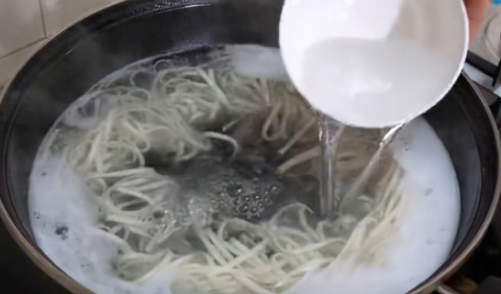 煮面条筋道的绝密配方,面馆老板制作鲜面条的视频