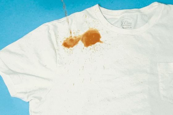 洗衣液倒多了衣服洗不干净怎么办,洗衣液直接倒衣服上变色怎么恢复