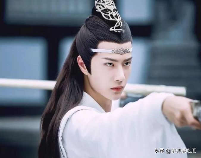 老师带头追星引热议？要求学生买王一博同款羽绒服，家长发文*制抵**